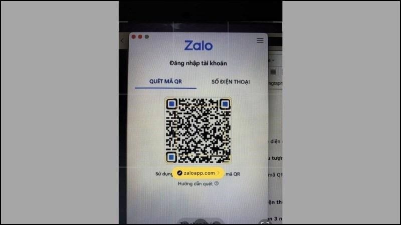 Hướng camera điện thoại vào mã QR để quét mã Hướng camera điện thoại vào mã QR để quét mã