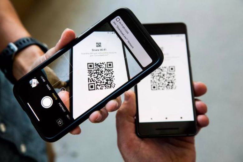Quét mã QR để chia sẻ mật khẩu Wi-Fi từ iPhone sang Android