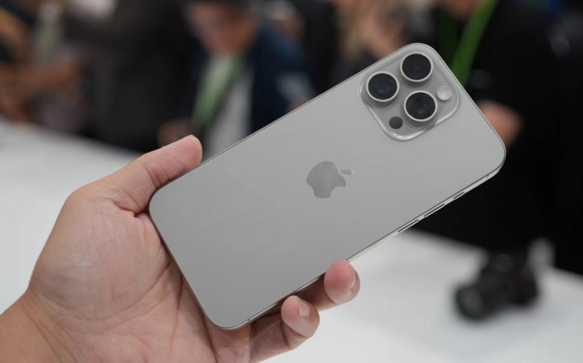 trên tay iphone 15 pro
